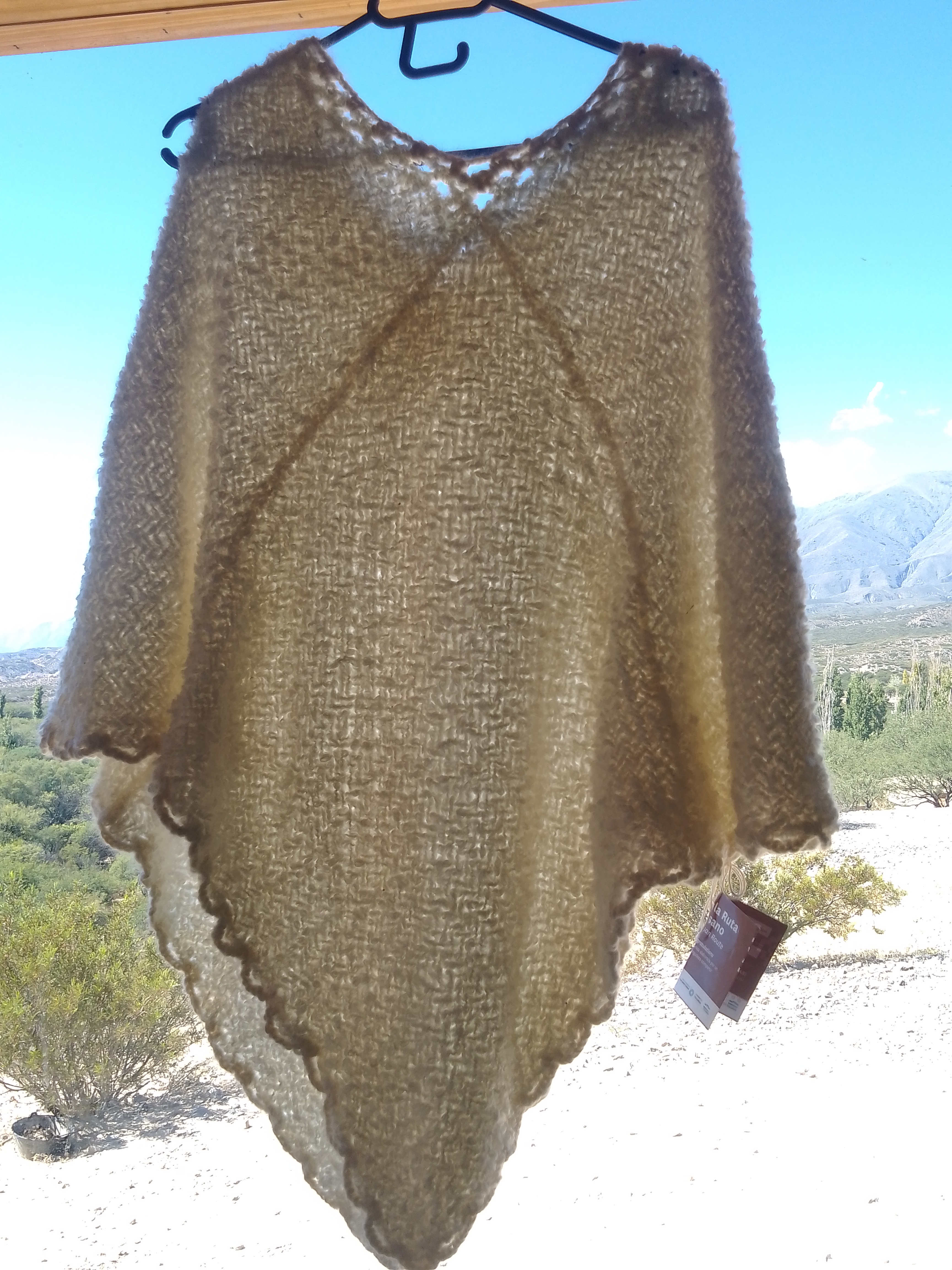 Poncho tejido en telar