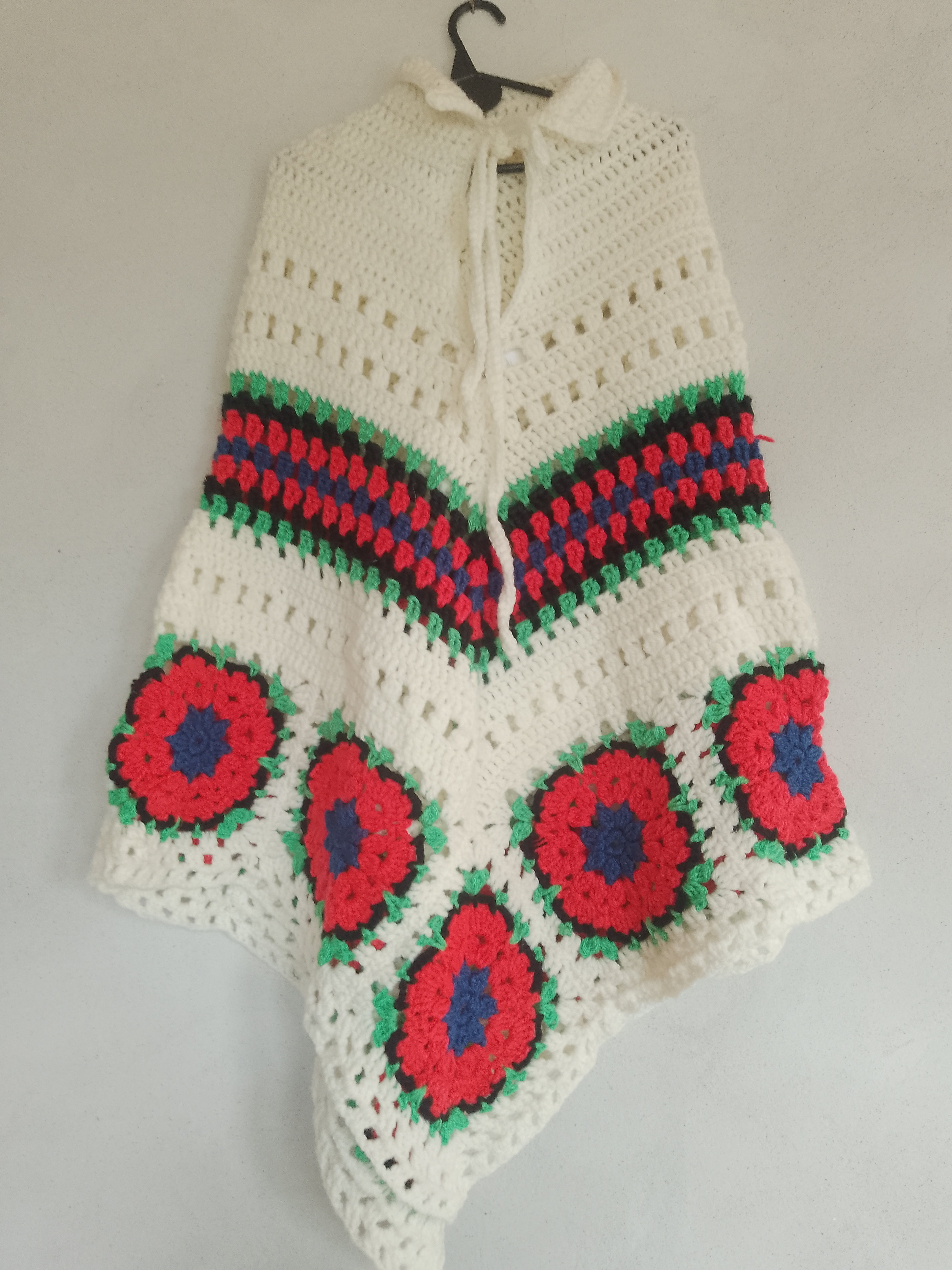 Ponchito con guardas al crochet
